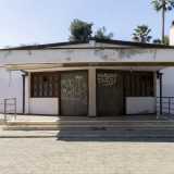 Anche qui c�� un bar abbandonato: un locale che � stato aperto solamente per poche occasioni